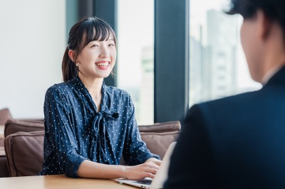 インタビューに答える女性